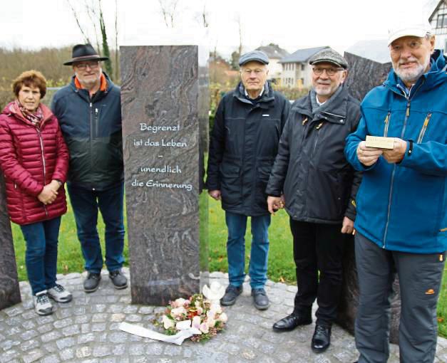 Pfarrer Thomas Wulf (2.v.r.) sowie Rita Woermann, Christian Druffel, Josef Schulte und Hans-Dieter Voß (v.l.) vom Kirchenvorstand St. Martinus Benninghausen freuen sich über die neuen Rasenurnengräber. Foto: Puls