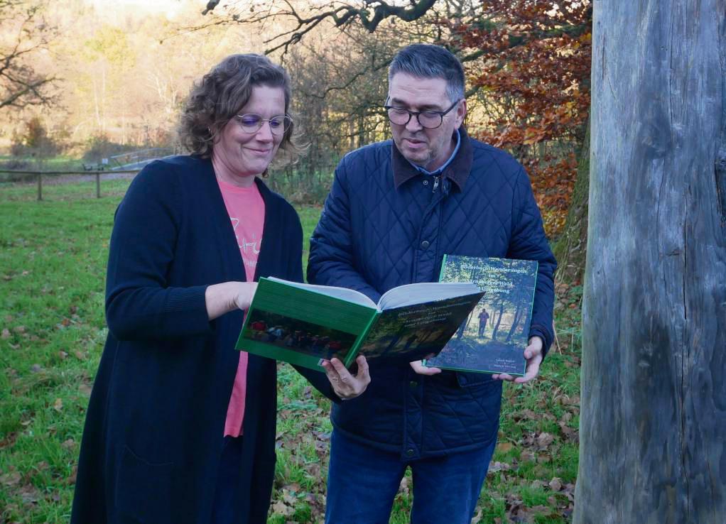 In dem Buch „Bilderbuchwanderungen im Arnsberger Wald und Umgebung“, finden Elke Wenge und Klaus-Dieter Hötte vom Rüthener Tourismusbüro auch Wanderstrecken rund um die Bergstadt. Foto: Bsdurek