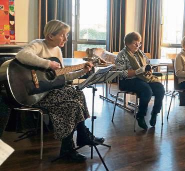 Interessierte sind beim offenen Singen willkommen.