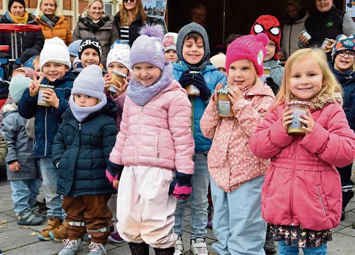 Teilen ist so schön: Die Rabennest-Kinder haben Apfelmus selbst gemacht und auf dem Markt verkauft. Foto: Kossack