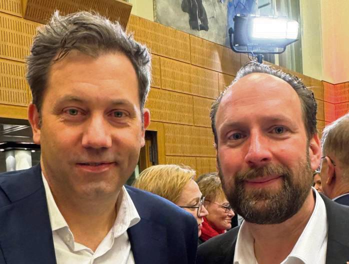 „Viele Grüße an deine Frau“, ließ Lars Klingbeil (l.) über Jens Behrens (r.) ausrichten. Sowohl der SPD-Chef als auch Simone Behrens hatten am Wahlsonntag Geburtstag.