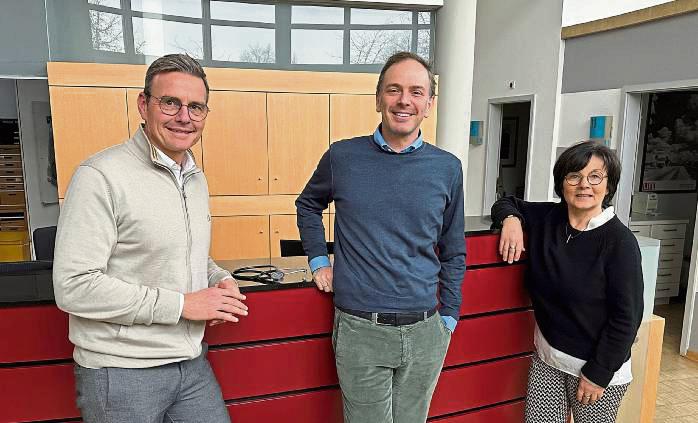 Willkommensbesuch in der Hausarztpraxis an der Delbrücker Straße (v.l.): Bürgermeister Andreas Sunder, Dr. Johannes Bußmann und Wirtschaftsförderin Renate Pörtner.