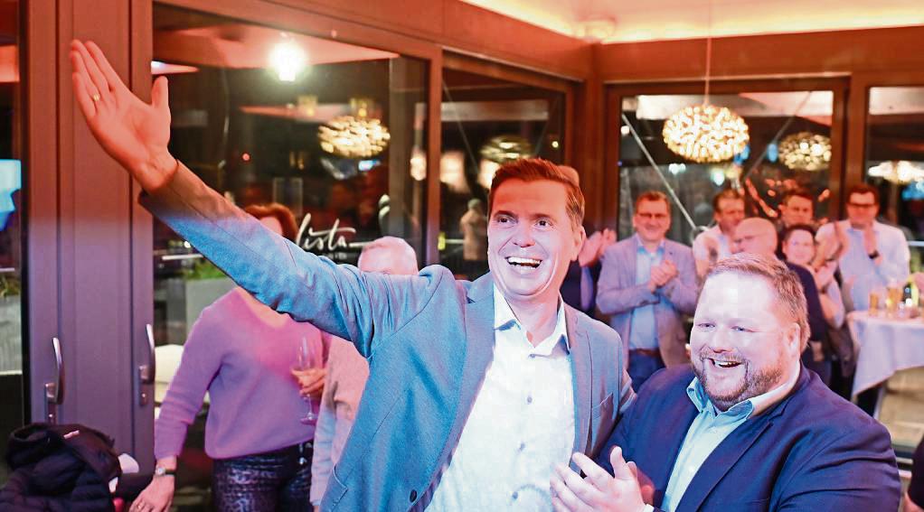 Jubel beim Direktmandats-Gewinner: Oliver Pöpsel aus Lippetal (l.) hier mit dem Kreisvorsitzenden Heinrich Frieling, sitzt für die CDU im neuen Bundestag. Fotos: Tuschen