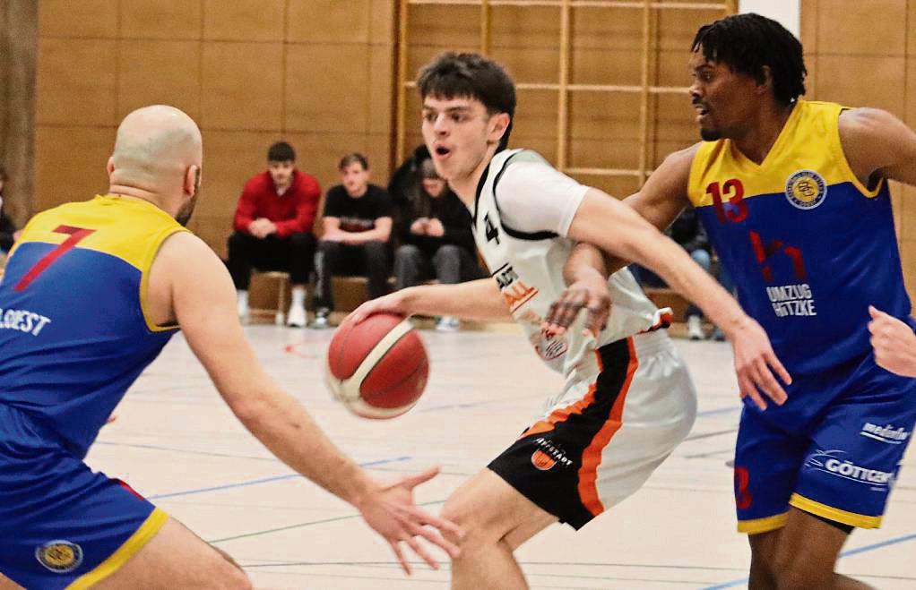 Artem Sibagatov (M.) und die Basketballer des LTV Lippstadt setzen den Reigen an Topspielen in der Oberliga mit der Auswärtspartie in Leopoldshöhe fort. Foto: Feichtinger