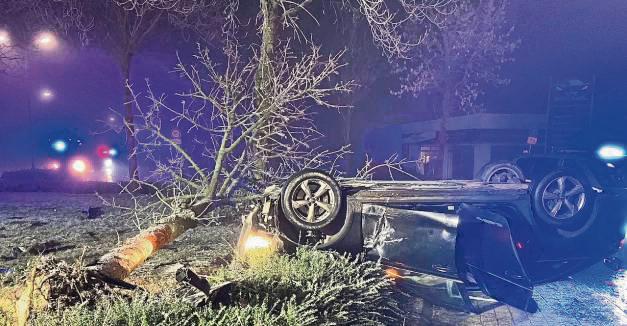 Bei einem Unfall am Kreisverkehr Hansastraße/Westernkötter Straße landete in der Nacht zu Sonntag ein Auto auf dem Dach. Foto: Feuerwehr