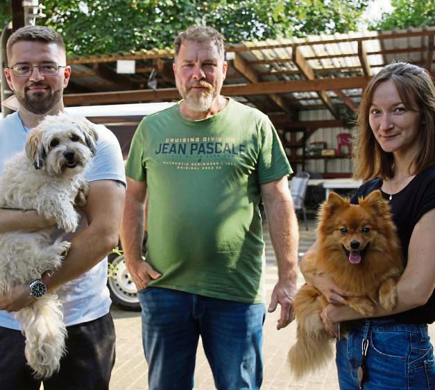 Tierschutzvereins-Vorsitzender Richard Böttcher (Mitte) hat das Tierheim in neues Fahrwasser geführt. Unter anderem stellte er mit Christian Lederle und Laura Schildmann ein neues Leitungsteam ein. Archivfoto: Puls