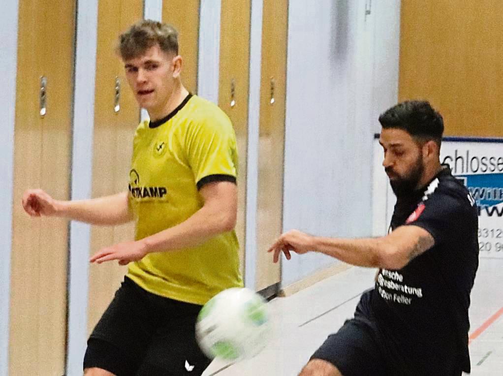 Landesligist SuS Bad Westernkotten (in Gelb), hier im direkten Duell mit Internazionale Lippstadt, erreichte beim Köckerling-Cup das Halbfinale. Phil Mehn (l.) wurde als erfolgreichster Torschütze des Turniers ausgezeichnet. Fotos: Feichtinger