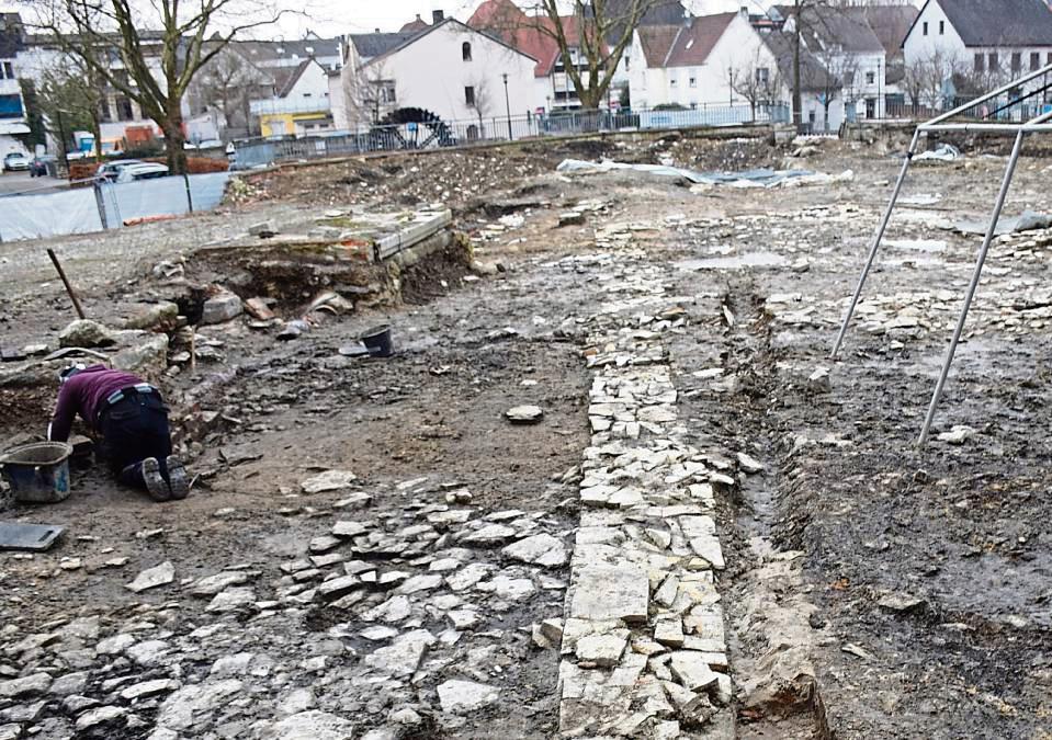 Einmal quer über den Bauplatz zieht sich das Fundament eines Kuriengebäudes, das wohl aus dem Hochmittelalter stammt. Der LWL will diese Überreste erhalten. Fotos: Kossack