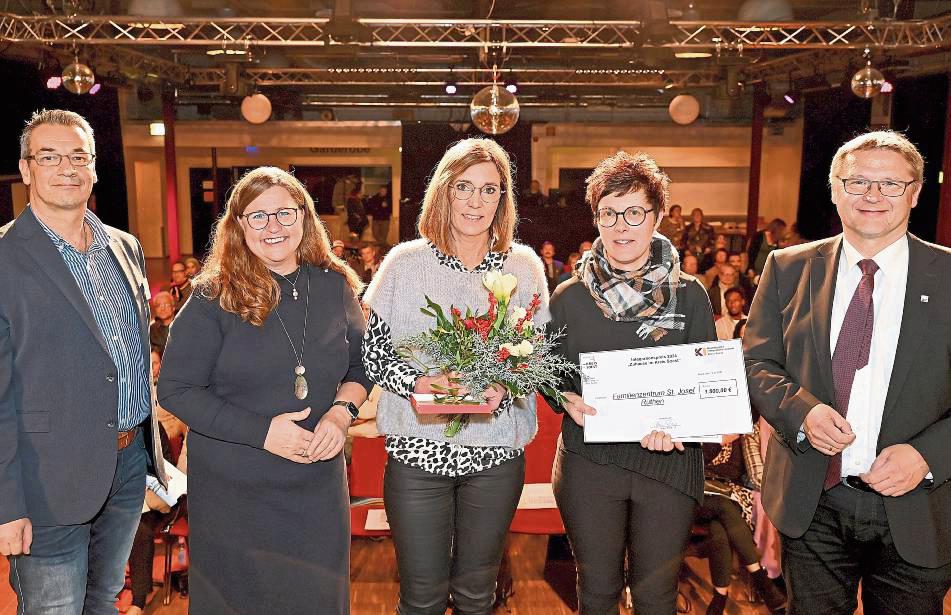 Über den ersten Platz freuen sich fürs Familienzentrum St. Josef in Rüthen Melanie Brüggemann (M.) und Leiterin Stefanie Schmidt (2.v.r.). Fotos: Schulte-Nölle (Kreis Soest)