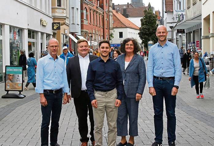 Der neuer Zentrenmanager Leon Brintrup (Mitte) hat sich gemeinsam mit (v.l.) Heinricht Horstmann, Arne Moritz, Josie Olk und Christoph Hermes der Presse vorgestellt. Foto: Rückert