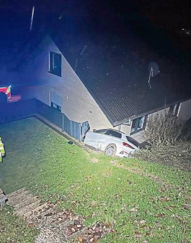 Bei Büren rutschte eine 31-Jährige mit ihrem Wagen einen Steilhang hinab und blieb erst vor einem Haus hängen. Foto: Polizei