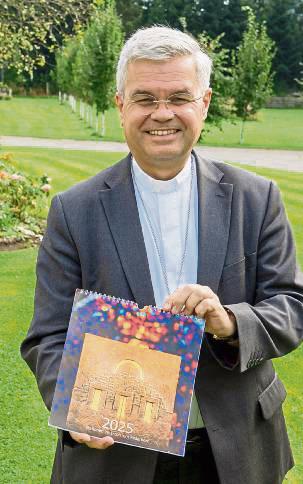 Erzbischof Dr. Udo Markus Bentz präsentiert den neuen Kalender „Stationen im Erzbistum Paderborn“ für das Jahr 2025.