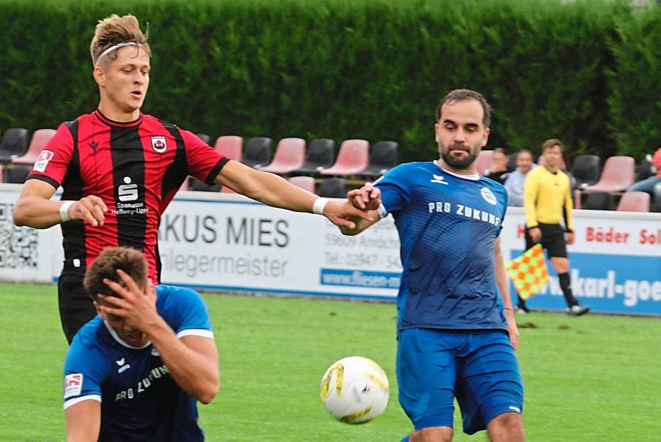 Damian Biniek (l.) hat seinen Vertrag beim SV Lippstadt aufgelöst. Er kehrt zurück nach Delbrück. Foto: Lütkehaus