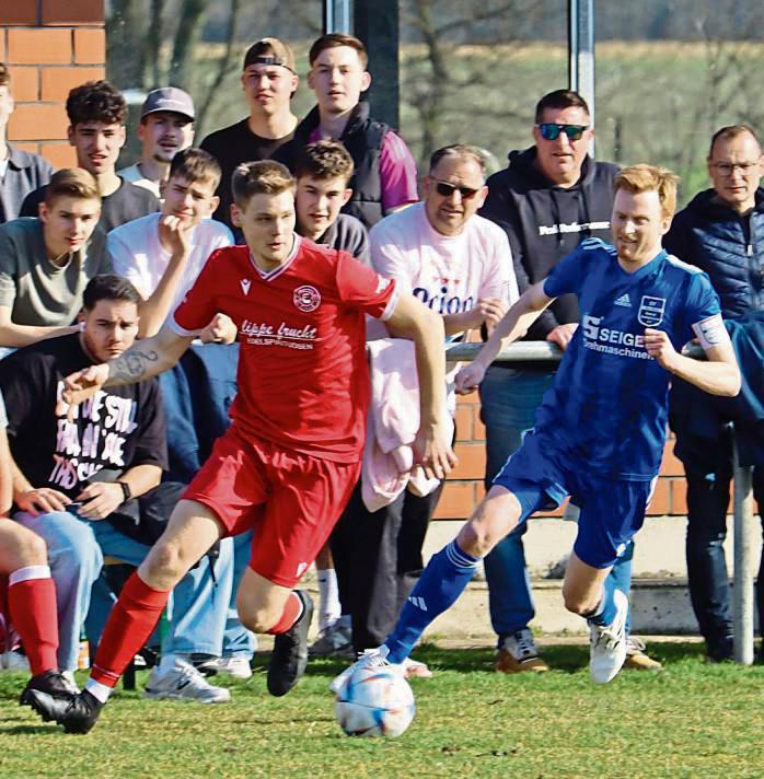 Nah dran am ersten Derbysieg waren die Germanen aus Esbeck (in Rot). Doch am Ende schlug der Gast aus Rixbeck-Dedinghausen zurück und holte noch ein 1:1. Foto: Feichtinger