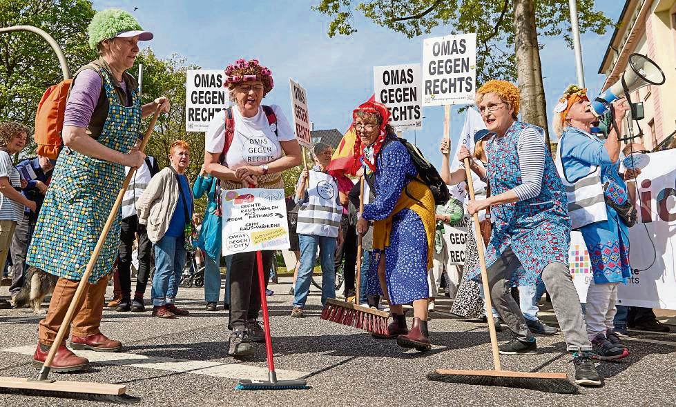 Die Initiative „Omas gegen Rechts“ umfasst über 30 000 Mitglieder im deutschsprachigen Raum. Bei Demos treten ihre Mitstreiterinnen häufig öffentlichkeitswirksam in Erscheinung. Nun soll in Lippstadt eine Regionalgruppe gegründet werden. Foto: Georg Wendt (dpa)