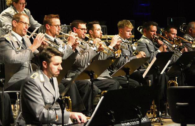 Auf Einladung der Reservistenkameradschaft spielte das Heeresmusikkorps Kassel wieder für einen guten Zweck im Stadttheater. Foto: Wissing