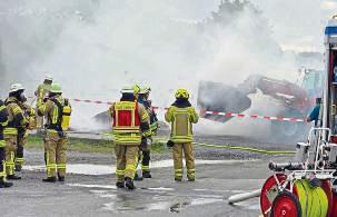 Mehrere Stunden lang waren die Feuerwehrleute in Büren im Einsatz. Foto: Büttner