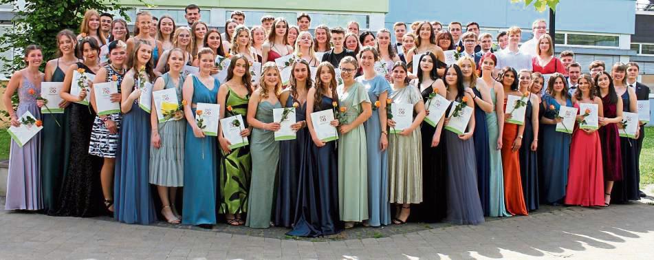69 Schüler haben die Gesamtschule Salzkotten jetzt mit ihrem Abitur verlassen.