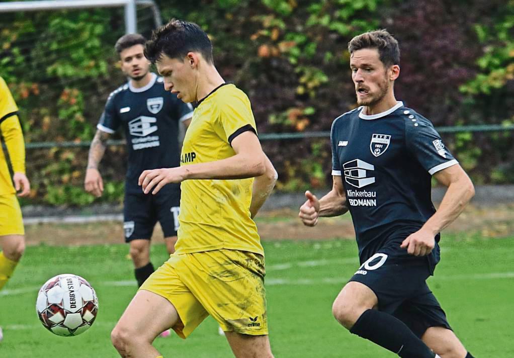 Louis Sprick (in Gelb) und der SuS Bad Westernkotten spielten mit 27 Punkten eine starke Hinserie. Diese zu bestätigen, sei das große Ziel, so Trainer Christian Nolte. Foto: Heinke