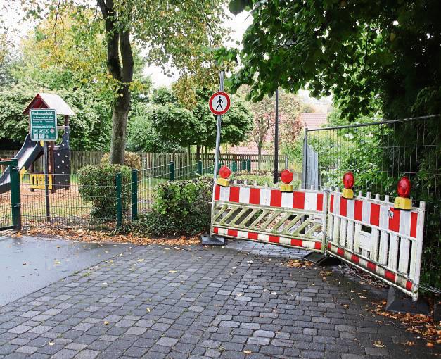 Seit März 2019 ist in Effeln der Fußweg zum Kindergarten gesperrt. Ein Ende ist aber in Sicht. Foto: Meschede