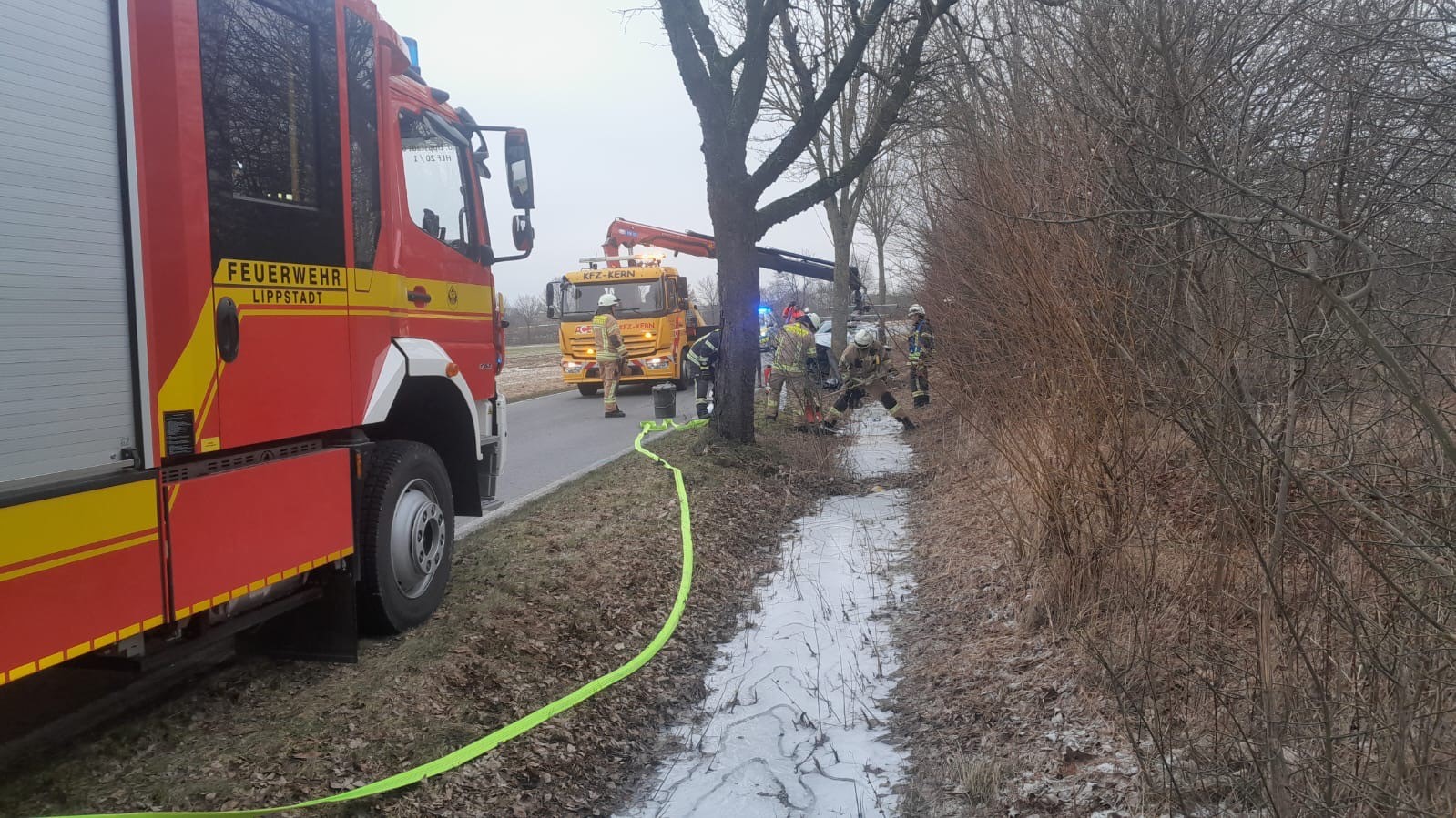 Feuerwehr, Rettungsdienst und Polizei sind am Donnerstag zu einem Autounfall in Ünninghausen alarmiert worden. Foto: Feuerwehr Lippstadt