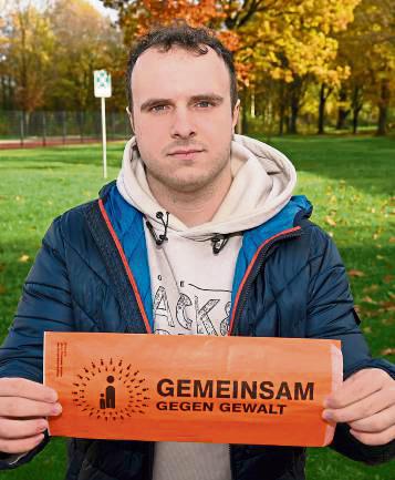 Berufsschüler Jona Kremser präsentiert die Brötchentüte, deren Logo er im Rahmen eines Wettbewerbs entworfen hat. Foto: Hönicke (Kreis Soest)