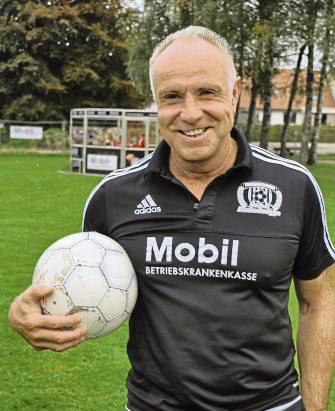 Michael Rummenigge zeigt dem Nachwuchs den Umgang mit dem Ball. Foto: Archiv