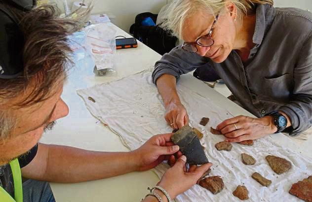 Die Funde aus der Eisenzeit werden unter die Lupe genommen. Foto: LWL-AfW Olpe/M. Baales