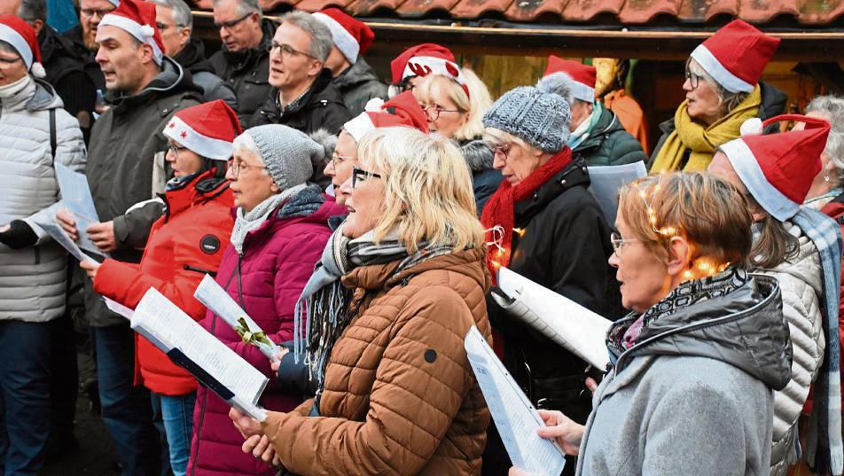Der gemischte Chor Cäcilia begeisterte die Adventsmarktbesucher mit Weihnachtsliedern.