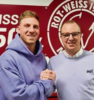 Marius Kröner (l.) wird weiterhin als spielender Co-Trainer bei RWM bleiben. Darüber freut sich auch der sportlichen Leiter Tobias Brockschnieder (r.).