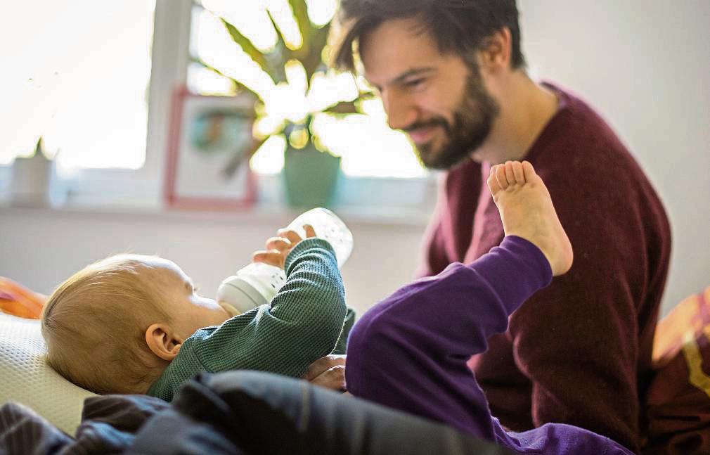 Immer mehr unverheiratete Väter übernehmen auch offiziell die Sorge für ihr Kind. Foto: dpa