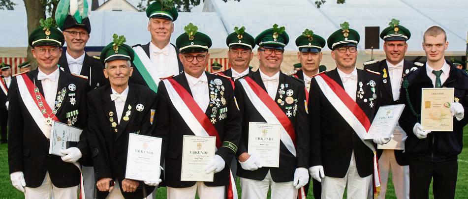 Auf dem Festplatz ehrte die Schützenbruderschaft ihre verdienten Schützenbrüder.