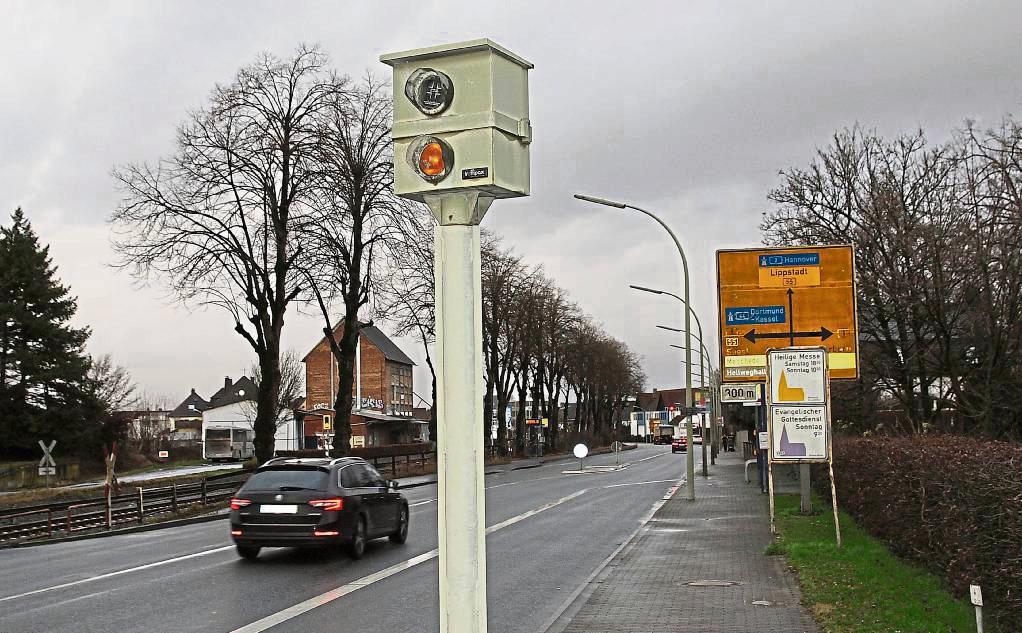 An der Bahnhofstraße in Erwitte wird pausenlos kontrolliert. Wir wollen nun wissen, auf welcher Raserstrecke im Kreis Soest unbedingt dauerhaft ein Blitzer stehen sollte? Foto: Lüke