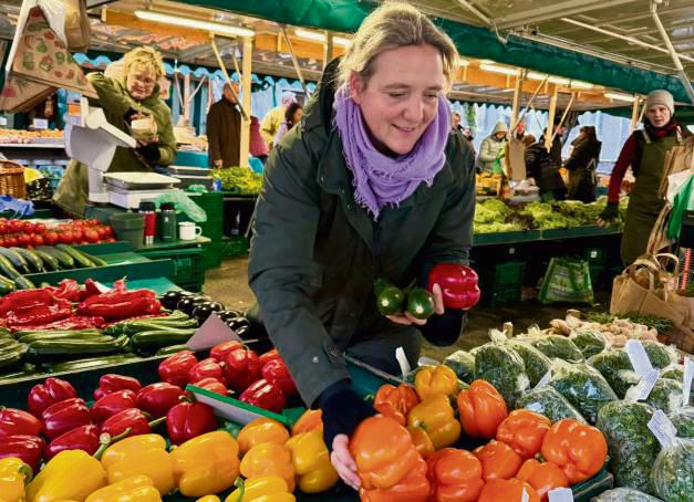 Ein Arbeitsplatz zwischen Vitaminen: Corinna Könighaus leitet in vierter Generation einen Obst- und Gemüsehandel.