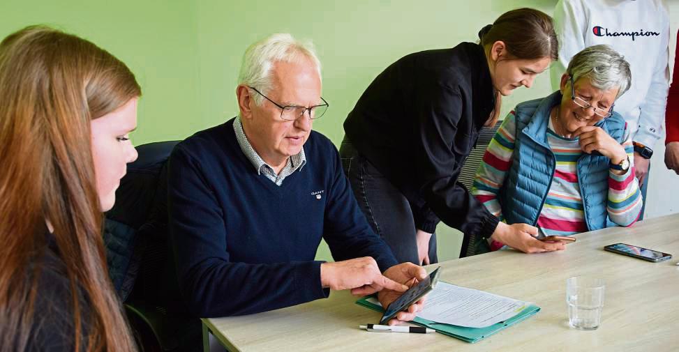 Erfolgreiche Aktion des Beirats: Schüler der Sekundarschule bringen Senioren die Funktionen des Smartphones näher. Archivfoto: Kossack