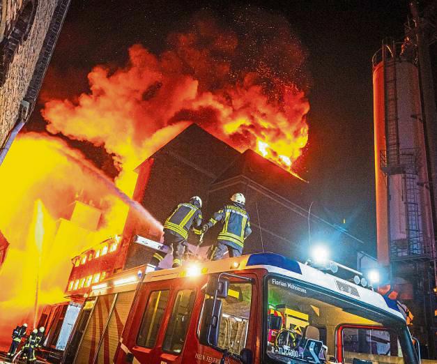 Die Romberg-Mühle stand nach kurzer Zeit lichterloh in Flammen. Feuerwehren aus dem gesamten Kreisgebiet waren im Einsatz. Foto: Schröder