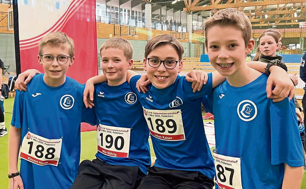 Gute Laune im Lager des LTV Lippstadt, der bei den U14-Hallenmeisterschaften in Paderborn (v.l.) Vincent Hesse, Milo Röhrig, Julian Kaiser und Julius Hesse ins Rennen schickte. Gleich als zweifacher Westfalenmeister kehrte am Ende Julius Hesse nach Lippstadt zuück.