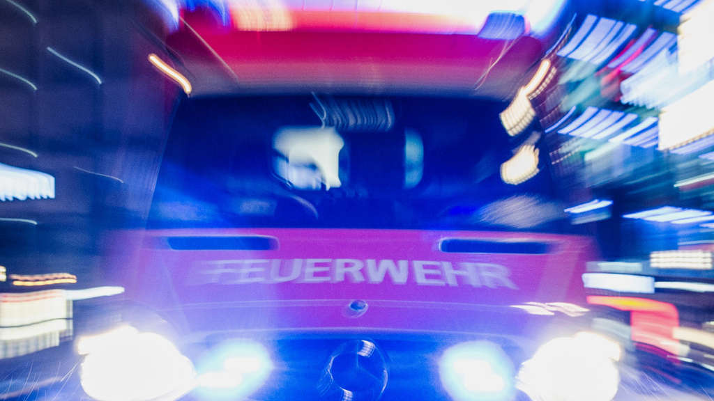 Relativ ruhig waren die Weihnachtsfeiertage für die Feuerwehr in Lippstadt: Die Retter rückten zu fünf Einsätzen aus - unter anderem zu einem Zimmerbrand in Eickelborn und zu einer Ölspur an der B55 in Lippstadt. Symbolfoto: dpa