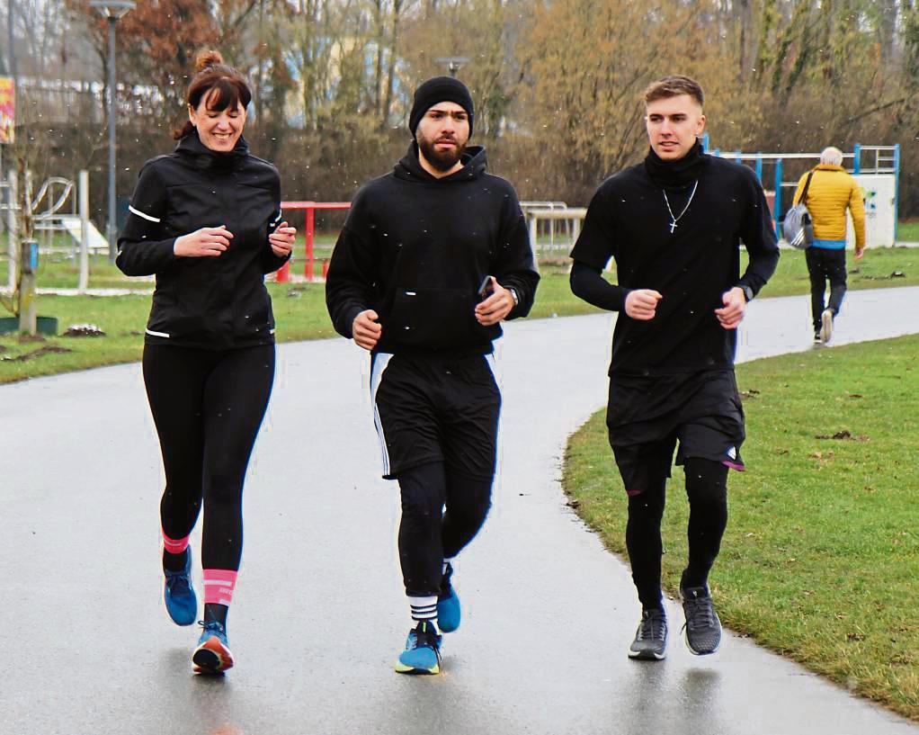 Interview im Lauftempo: Kamal Guliyev (M.) und Artur Götz (r.) gründen in Lippstadt einen Laufclub: „Run n’ Sip“ – mit Carolin Cegelski gab’s den Testlauf. Foto: Wapelhorst