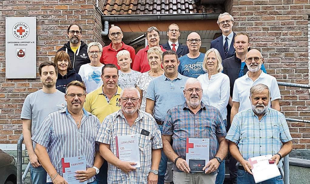 Feierstunde beim DRK-Ortsverein Lippstadt: (vorn v.l.) Jürgen Tietz-Mierswa (100 Blutspenden), Wilfried Schumacher (125), Jürgen Tadda (100), und Reinhard Diers (125); (hinten ab 3. v.l.) Anita Schürmann, Markus Zgaga und Dr. Harald Briese vom DRK-Vorstand.