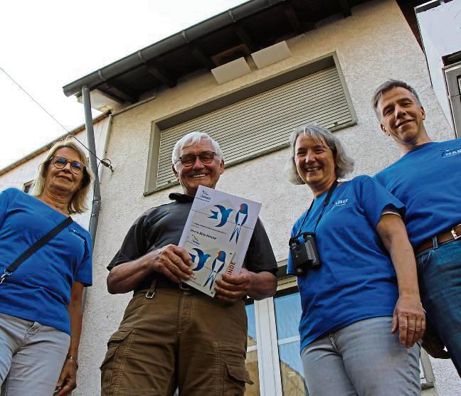 Haben ein Herz für Schwalben: (v.l.) Claudia Lottspeich, Alex Henne, Dr. Margareta Sprissler und Thomas Frenz. Foto: Löseke