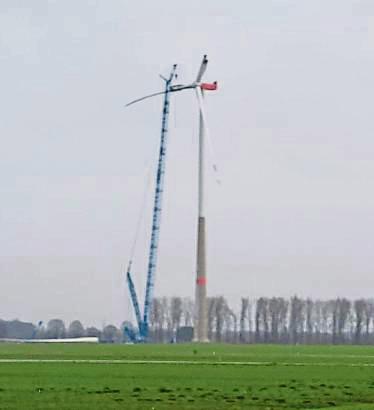 Nach der Havarie wird das Windrad in Benteler jetzt repariert. Foto: Schwade