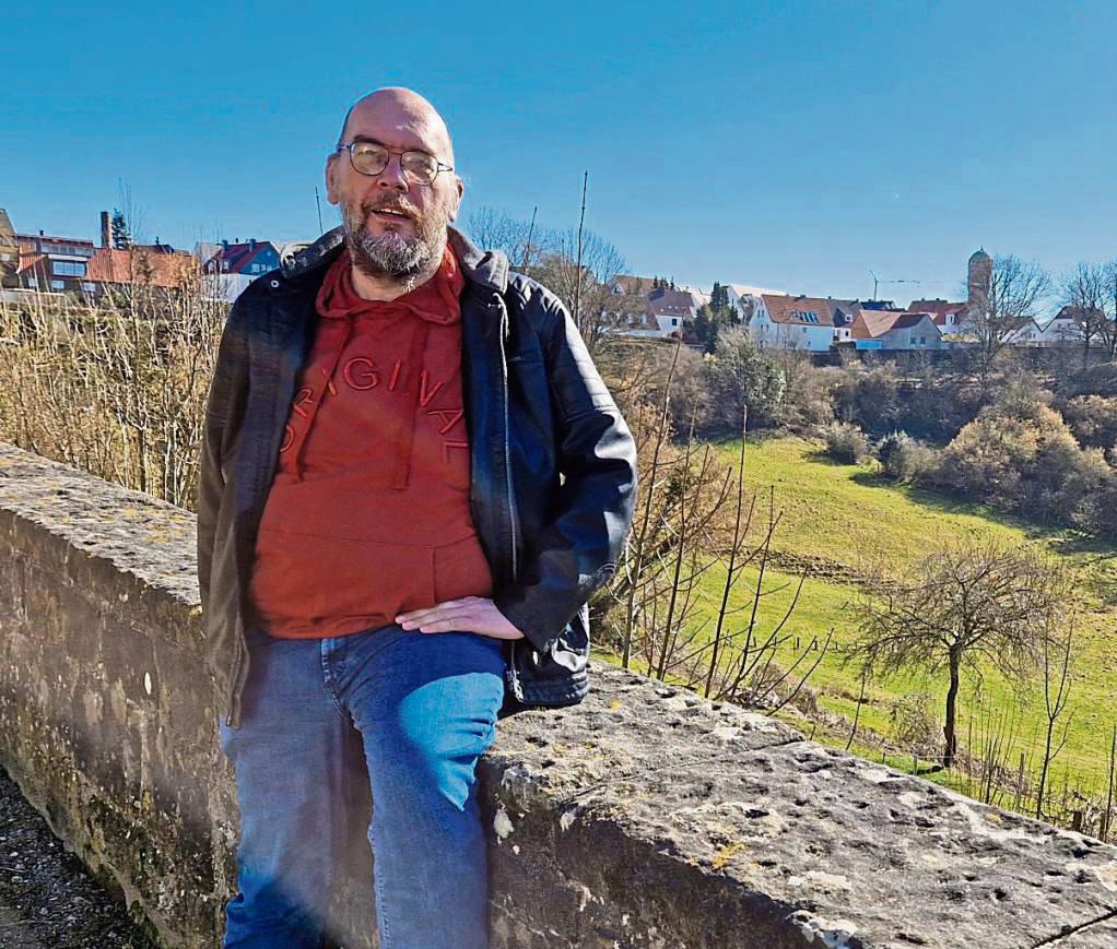 Auf der Stadtmauer hinter seinem Elternhaus schwelgt Frank Gockel in Erinnerungen. Foto: Stallmeister