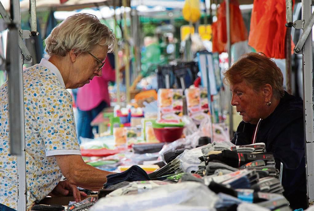 Socken, Schüsseln, Putztücher: Beim Jakobimarkt gab’s alles, was das Hausfrauenherz begehrt – und noch viel mehr. Fotos: Löseke