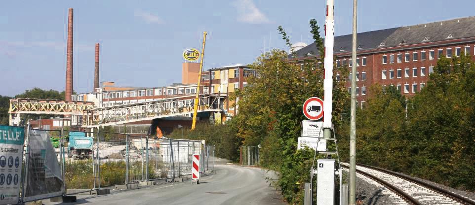 Zwei markante Übergänge über die WLE-Schienen haben in der Vergangenheit die Hella-Verwaltung und das Werk 1 verbunden. Nach dem Abriss der Hallen führen sie ins Leere. Am Freitag nächster Woche sollen sie per Kran zur Seite gehoben werden. Foto: Schwade