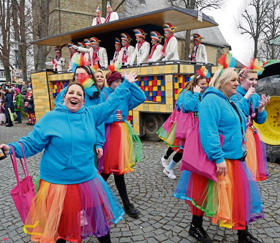 Beim Rosenmontagsumzug in Rüthen wird es verschärfte Sicherheitsmaßnahmen geben. Ganz autofrei – wie in Liesborn und Rietberg – wird die Stadt aber nicht. Archivfoto: Bsdurek