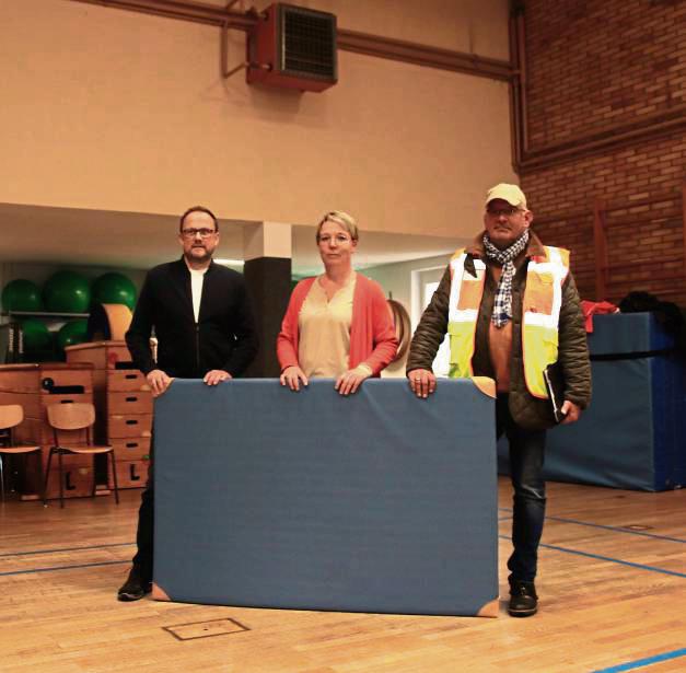 In der Sporthalle Effeln ist der Sanierungsbedarf groß. Über die geplanten Maßnahmen informierten Bürgermeister Alfred Schmidt, Bauamtsleiterin Birgit Hendriks und Stephan Feldewert (v.l.) von der Gemeinde Anröchte. Foto: Meschede