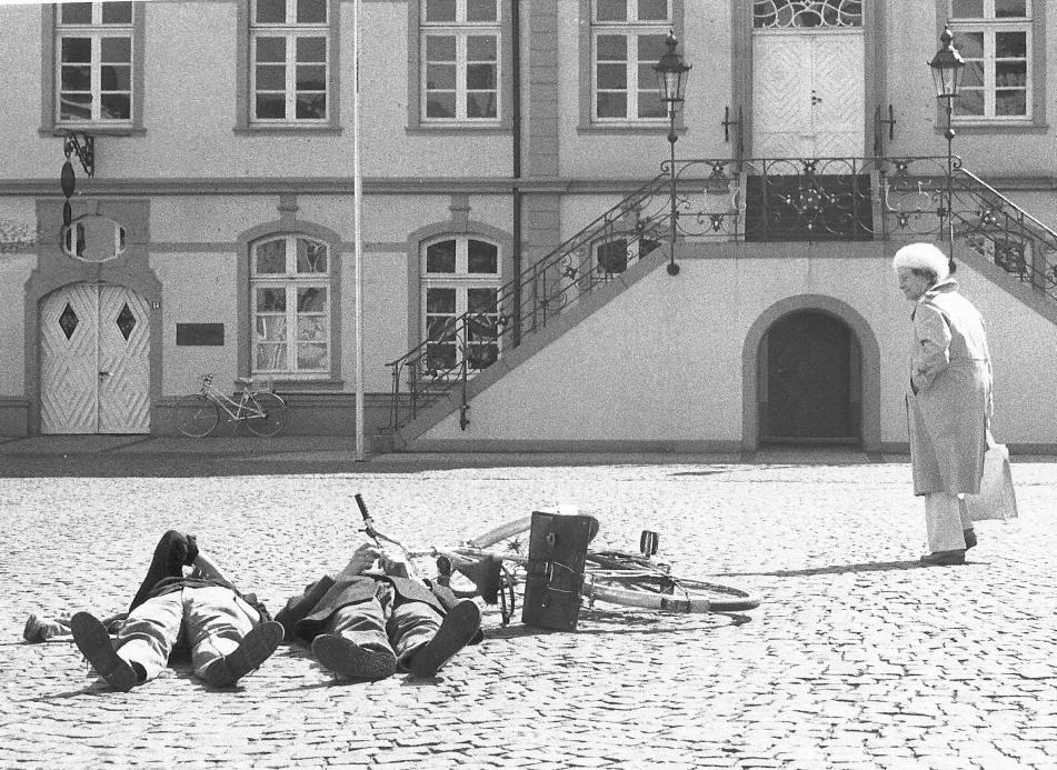 Mehr Action wird es künftig im Sommer in der Lippstädter City wohl nicht geben. Zumindest, wenn sich kein Nachfolger für den Kulturring als Veranstalter des Rathausplatz-Festivals findet. Das Bild ist Ende der Achtziger- oder Anfang der Neunzigerjahre entstanden. Einer der beiden Herren auf dem Boden ist übrigens der Lippstädter Künstler Claus Richter.