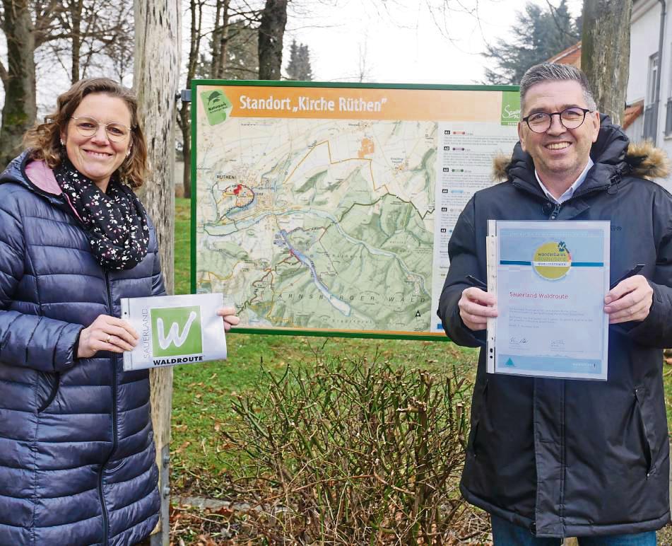 Freuen sich über die Rezertifizierung der Sauerland-Waldroute als „Qualitätsweg Wanderbares Deutschland“: Elke Wenge und Klaus-Dieter Hötte vom Tourismusbüro. Foto: Bsdurek