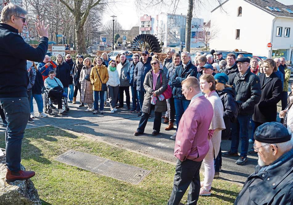 Bei der Stadtführung brachte Bürgermeister Remco van der Velden (l.) rund 100 Besuchern die Archäologie Gesekes näher. Fotos: Stallmeister